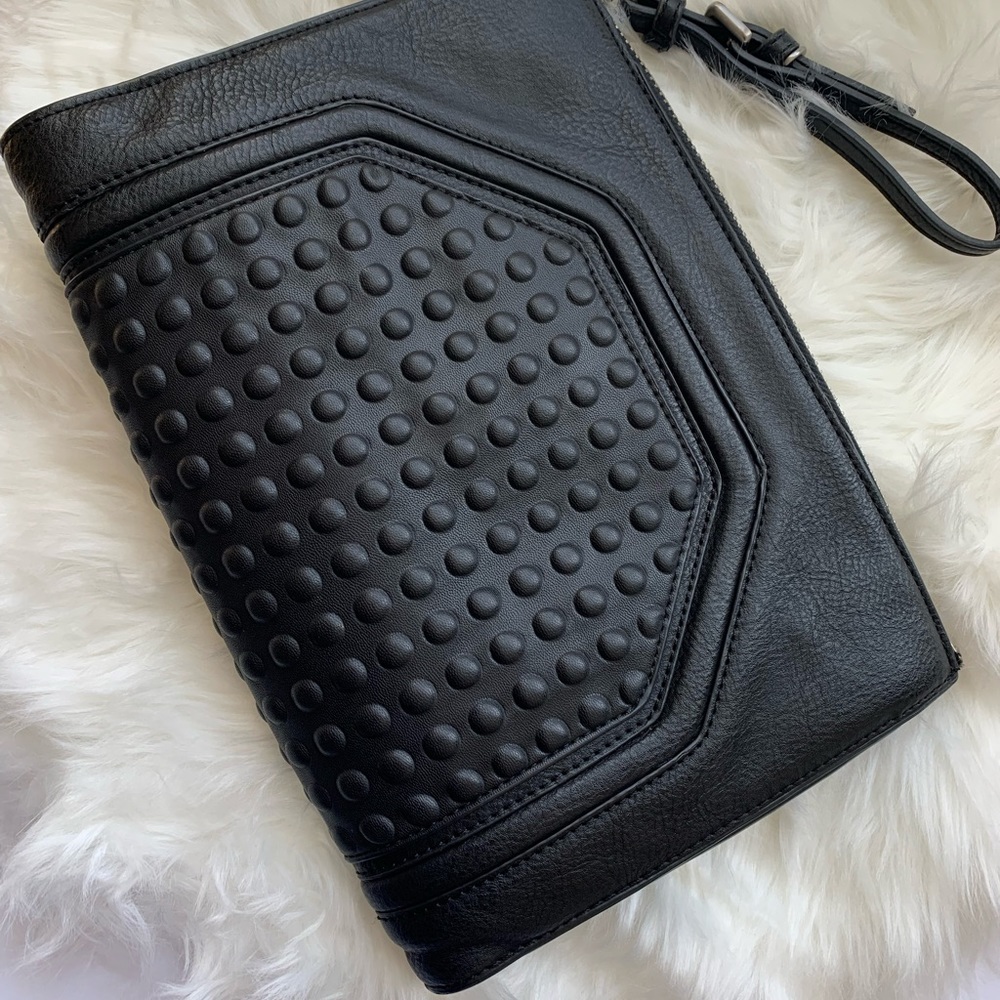 Zara black leather clutch. Good condition comes w/ strap.